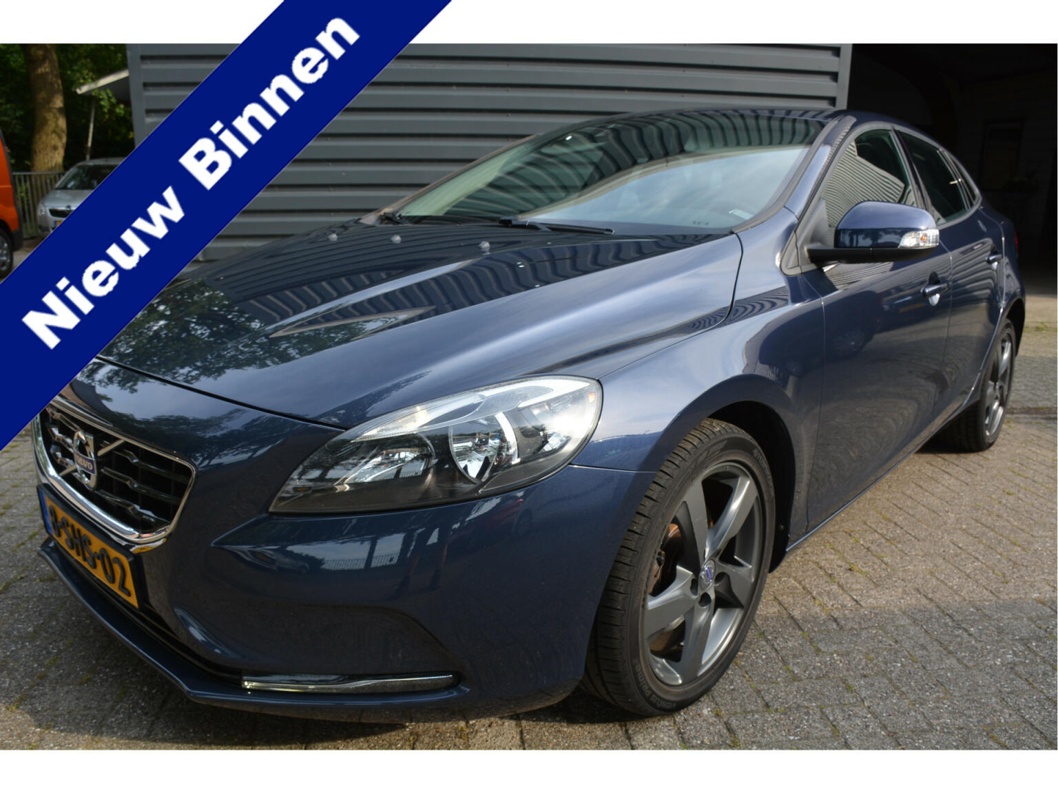 Volvo-V40-0