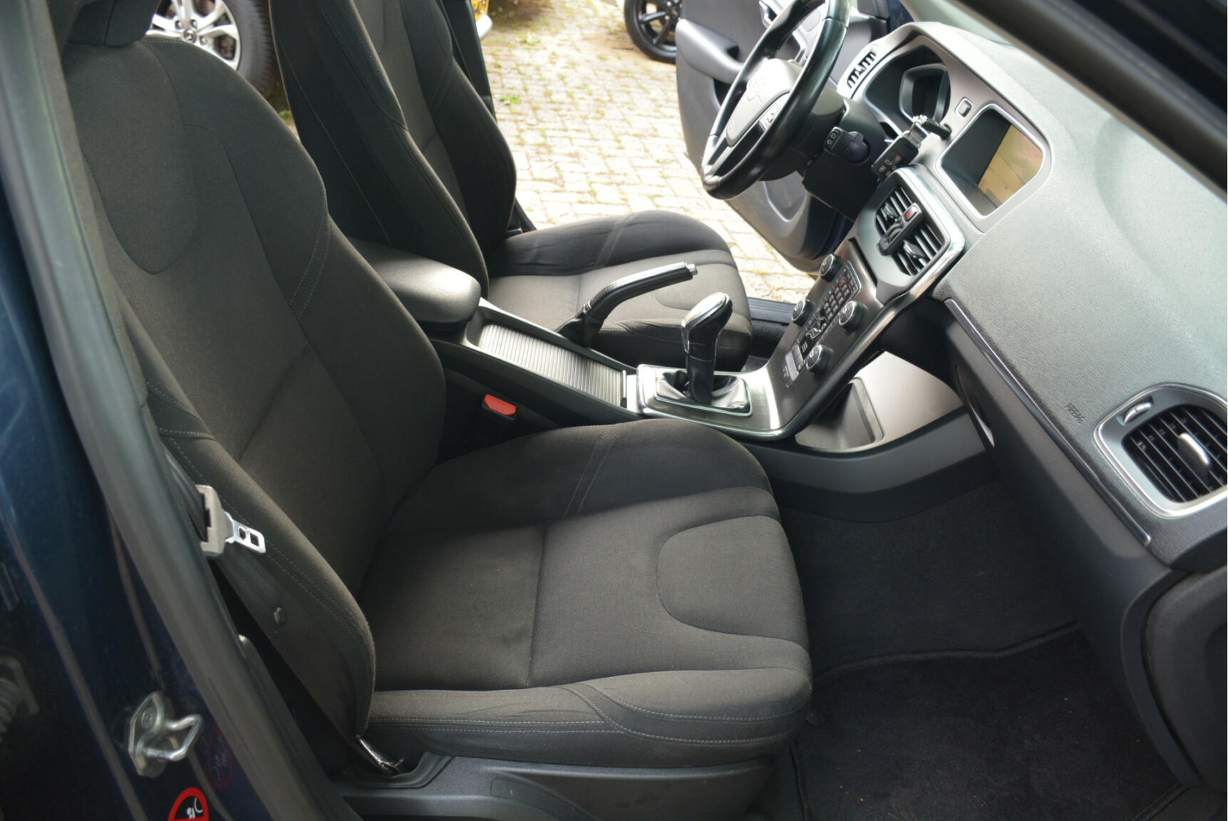 Volvo-V40-16